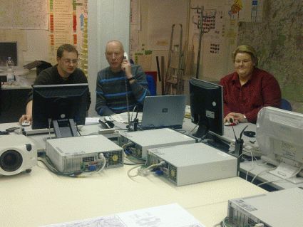 Bild: Freitagabend (14.01.2011) im Lagezentrum der LD Chemnitz: Tino Richter, Ulrich Kurth und Kerstin Schäper von der LD Chemnitz sammeln und bewerten die Informationen zur Lage in den von Hochwasser bedrohten Gebieten im Direktionsbezirk Chemnitz.